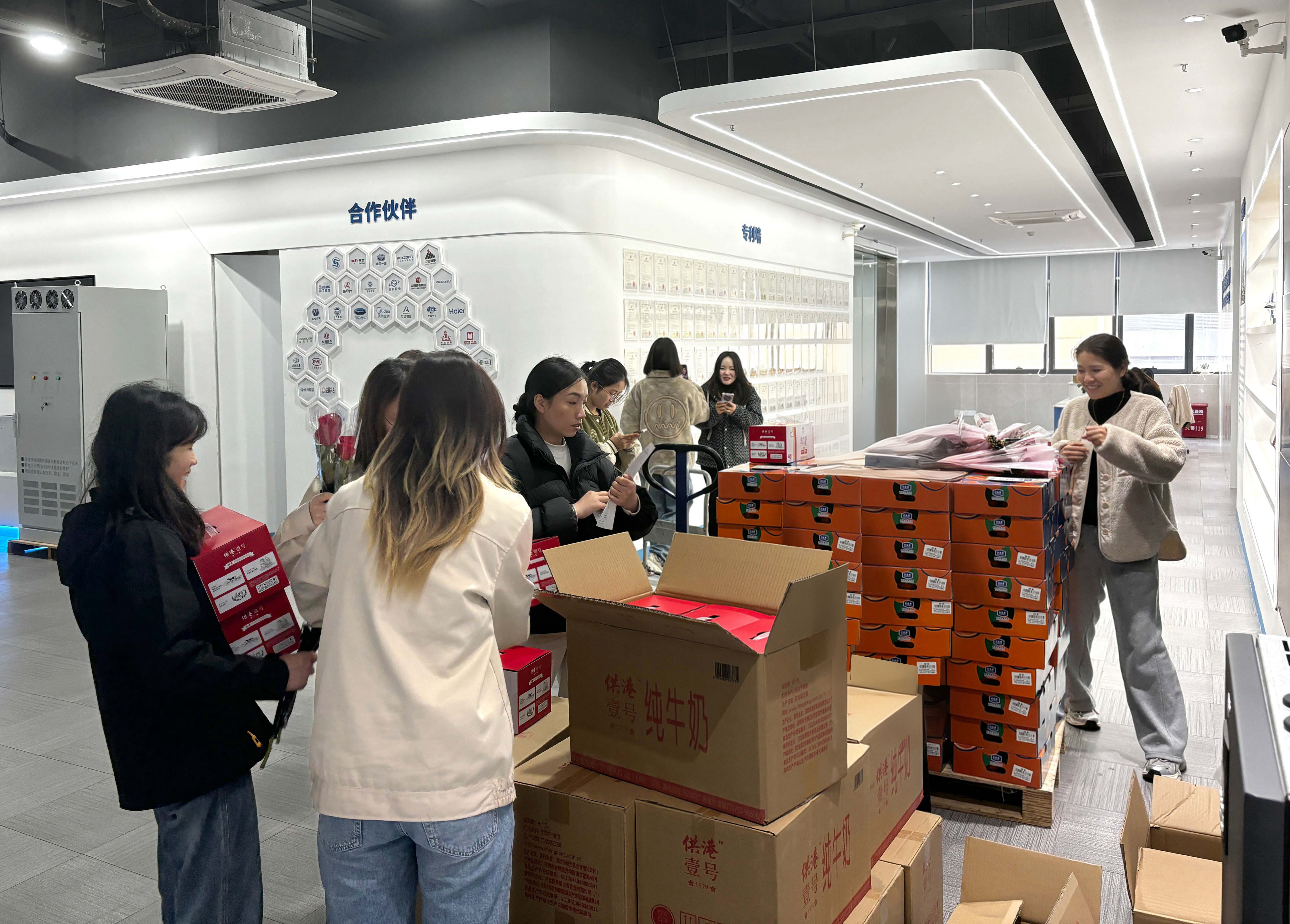 藍(lán)海華騰女神節(jié)特輯:巾幗不讓須眉,女神節(jié),愿快樂如影隨形,綻放你的獨(dú)特光芒! 藍(lán)海華騰女神節(jié)特輯:巾幗不讓須眉,女神節(jié),愿快樂如影隨形,綻放你的獨(dú)特光芒!